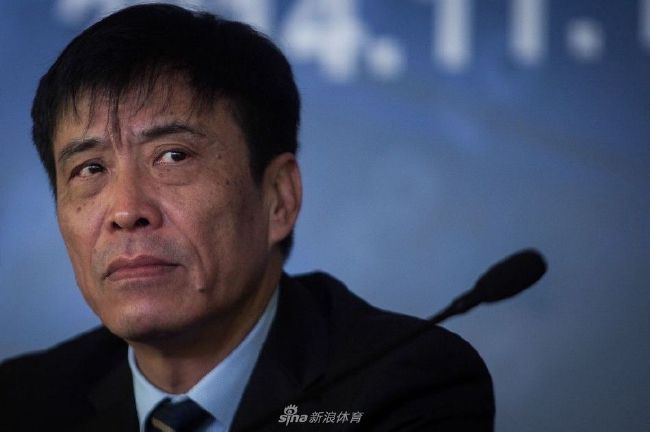 安家人在美国时间长了，从上到下的思维都多多少少有些西化，比较明显的特点就是情绪管理上比较放得开，遇到喜事儿由衷高兴，大家也就没了平日里不同备份间的拘谨，一个个都非常开心。